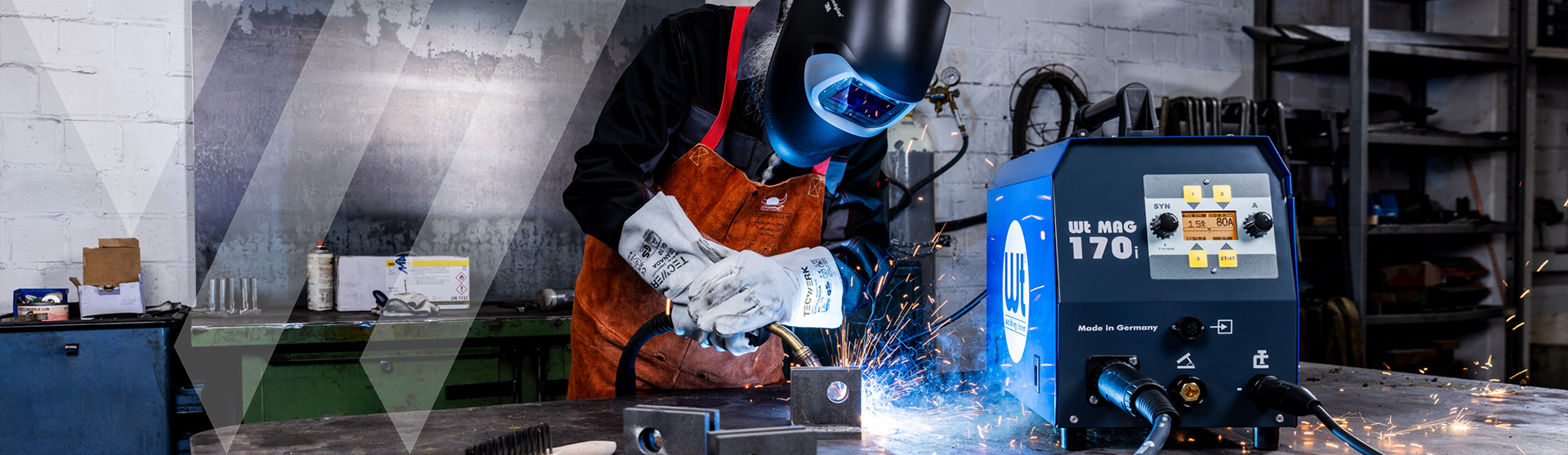 Schweißer bei der Arbeit trägt TECWERK Schutzhandschuhe