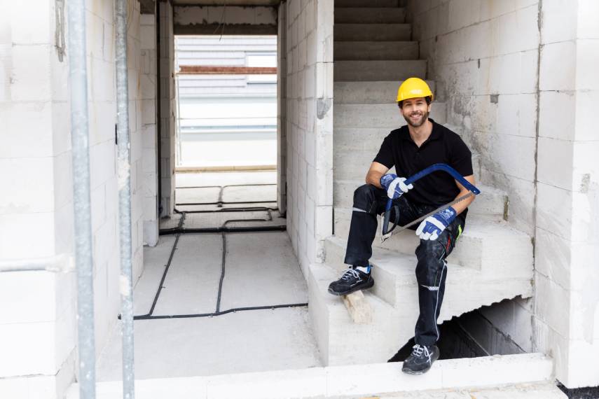 Handwerker Model präsentiert eine TECWERK Holzsäge