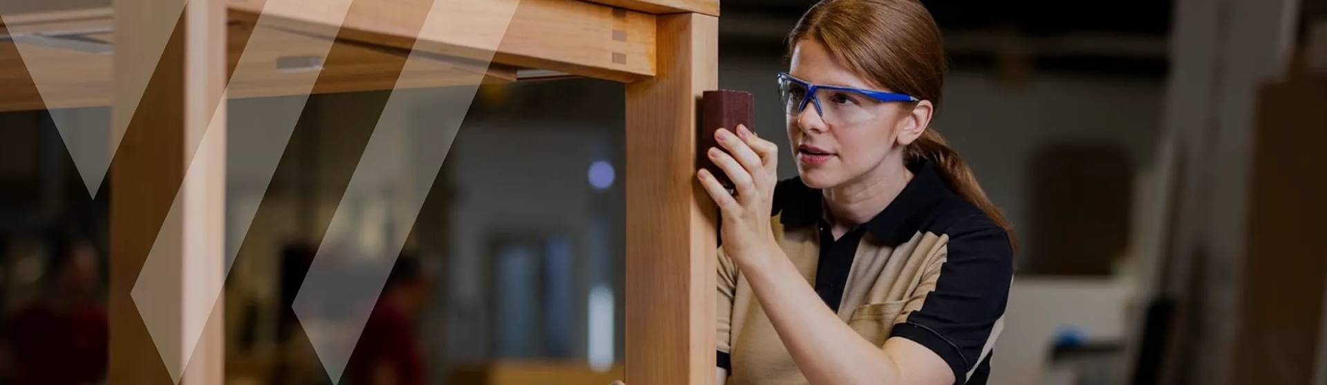 Handwerkerin mit TECWERK Schutzbrille bei der Arbeit mit Holz