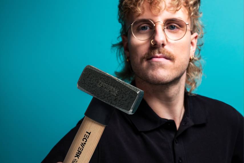 TECWERK Model Robin präsentiert TECWERK Hammer