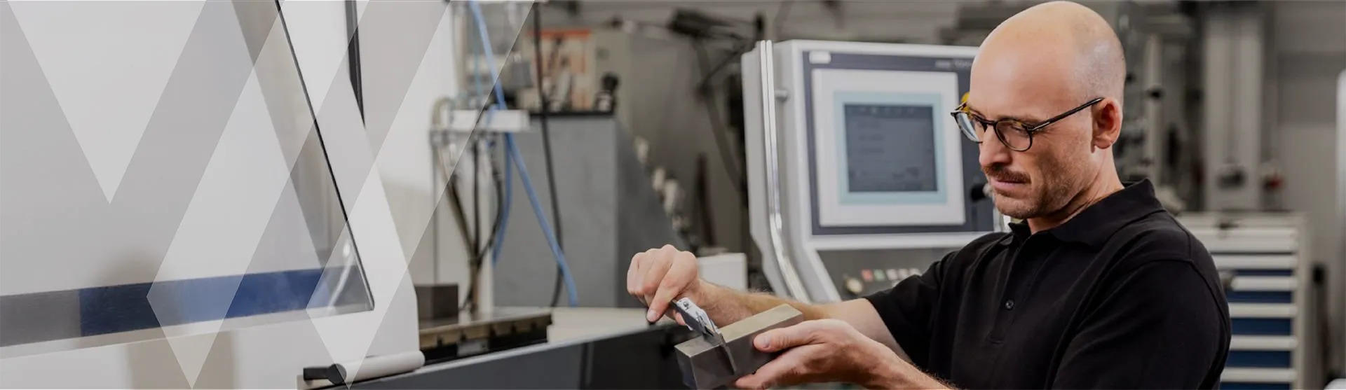 Technician measures a workpiece with the TECWERK calliper gauge