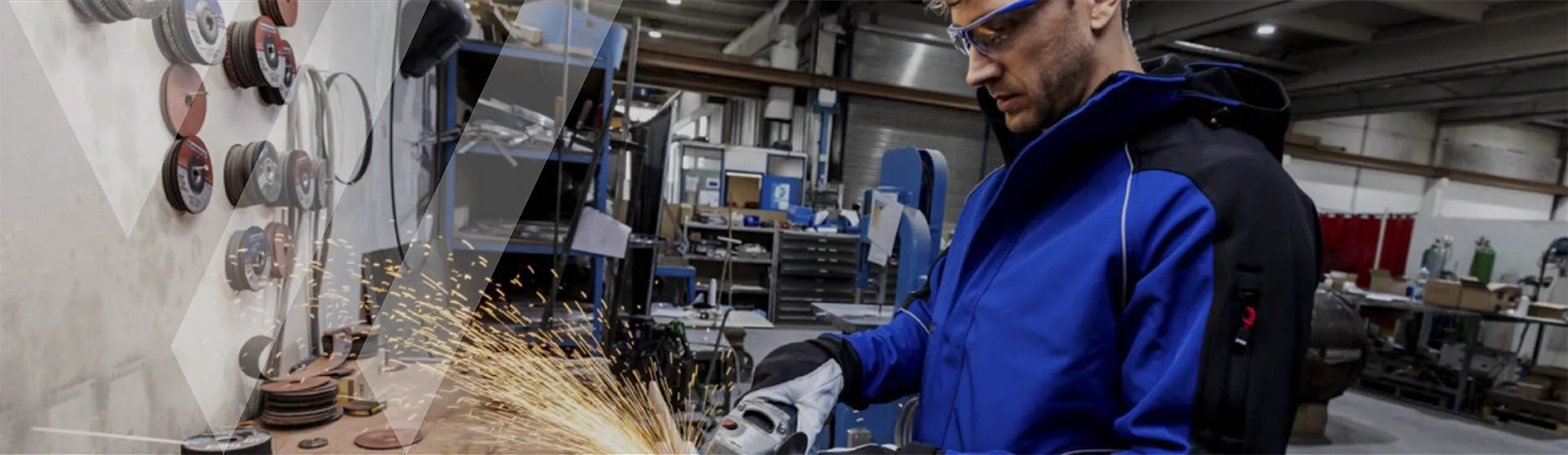 Handwerker bei der Metallverarbeitung mit Schutzbrille