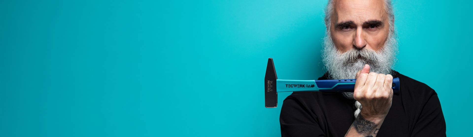 Model präsentiert TECWERK Hammer