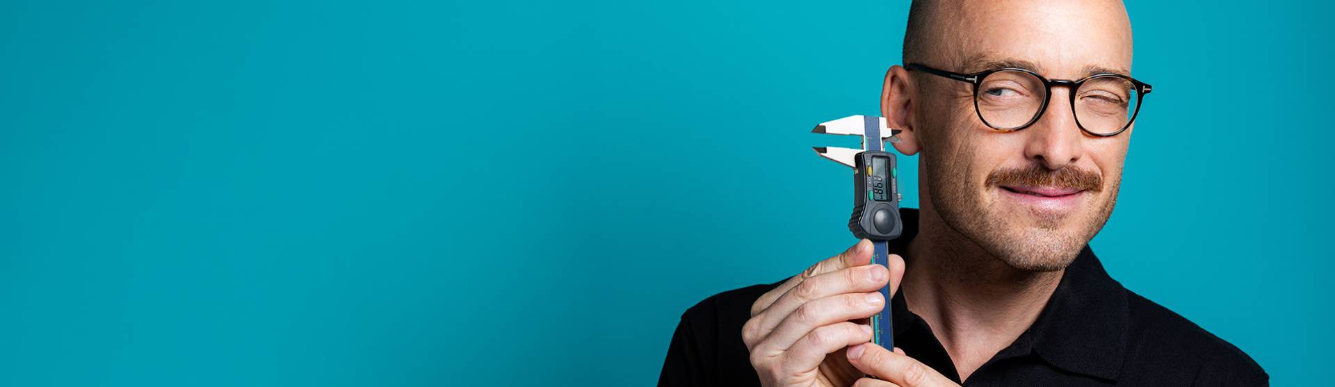 Model präsentiert TECWERK Digitale Schieblehre