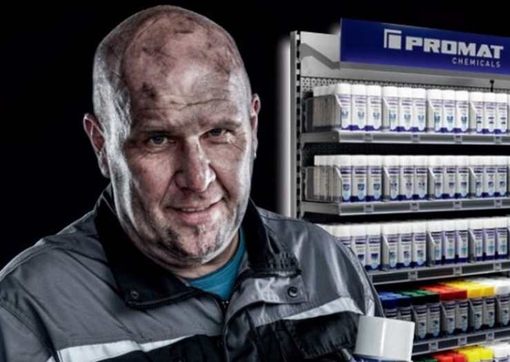 Ehemaliges PROMAT Model Pitt vor einem POS-System