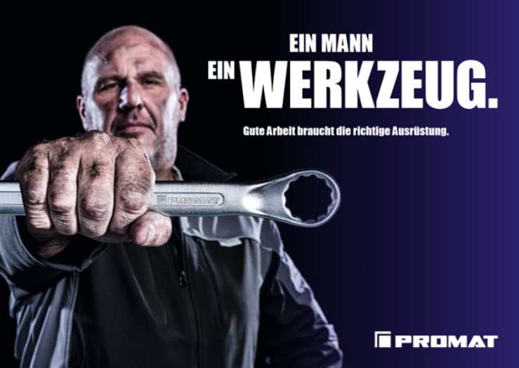 Ehemaliges PROMAT Model Pitt präsentiert einen Schraubschlüssel