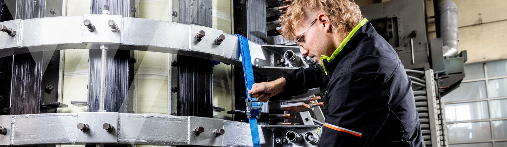 Arbeiter sichert Material mit einem Zurrgurt