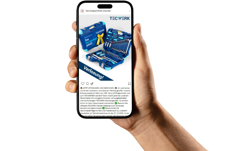 Hand hält Smartphone mit TECWERK Social-Media-Post zur Verlosung eines Werkzeugkoffers im blauen Koffer