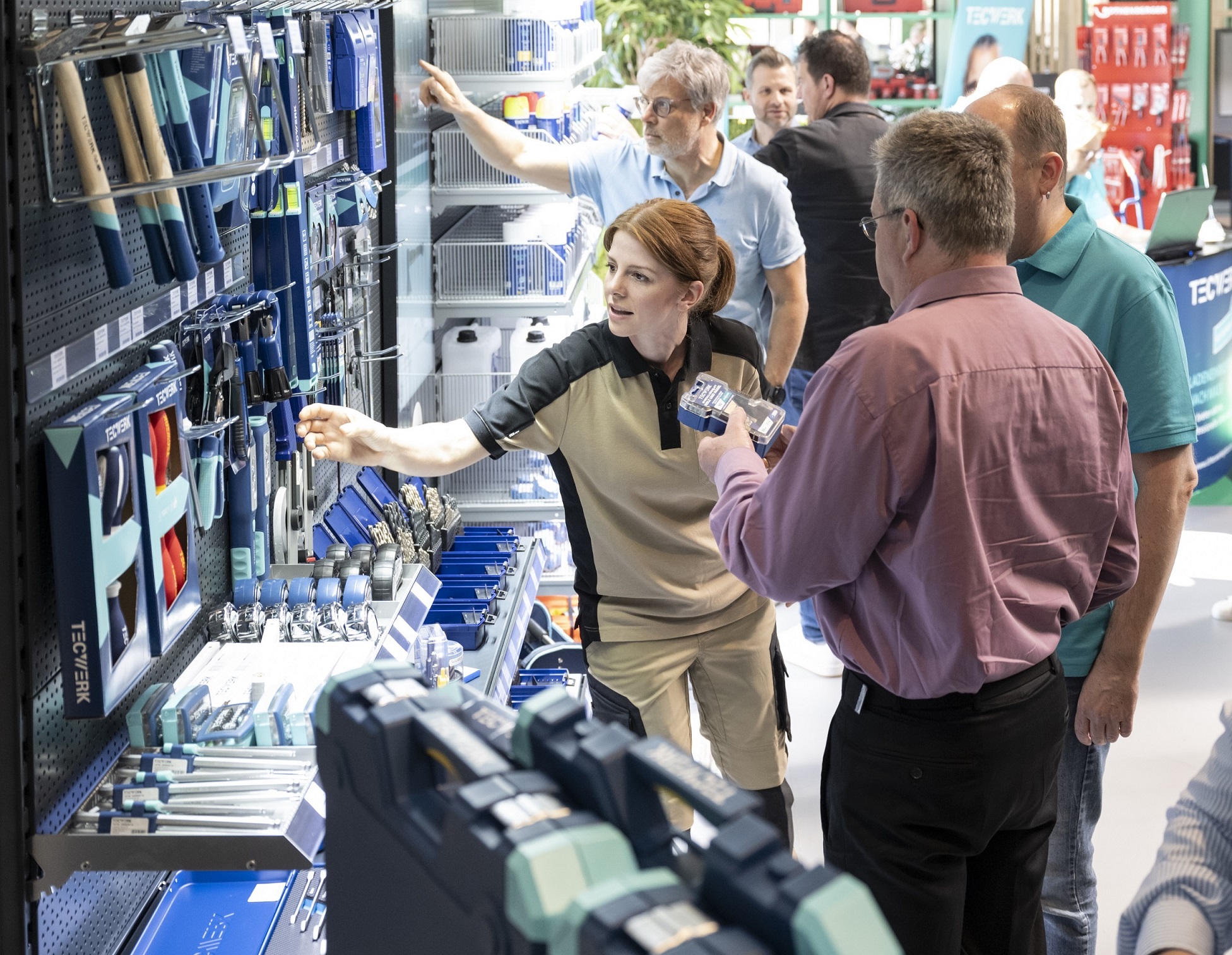 TECWERK Model und Besucher des Launch Events vor POS-Modul