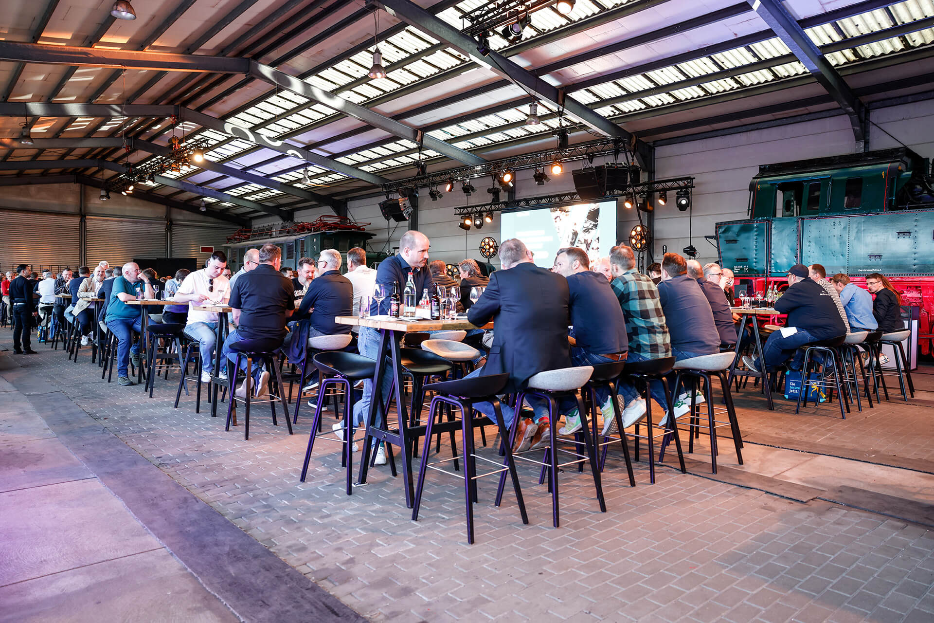 Gäste an langen Tischen bei der TECWERK Launch Event Abendveranstaltung