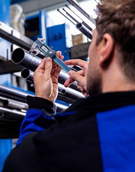 Arbeiter prüft Werkstück mit einer digitalen TECWERK Schieblehre