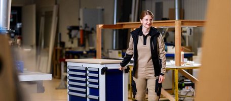 TECWERK Model Franzi präsentiert einen TECWERK Werkzeugwagen