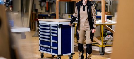 TECWERK Model Franzi präsentiert einen TECWERK Werkzeugwagen