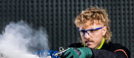 Tecwerk Model beim reinigen eines Werkstücks mit einer Drucklufpistole