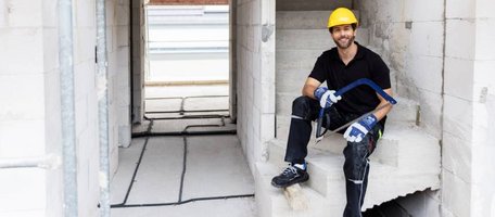 Handwerker Model präsentiert eine TECWERK Holzsäge