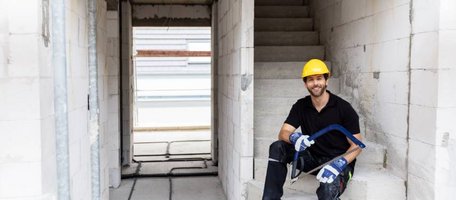 Handwerker Model präsentiert eine TECWERK Holzsäge