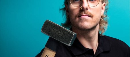 TECWERK Model Robin präsentiert TECWERK Hammer