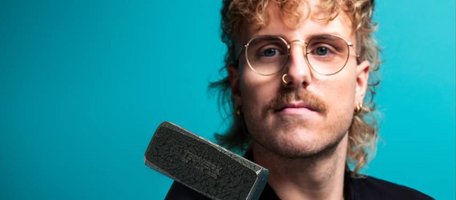 TECWERK Model Robin präsentiert TECWERK Hammer
