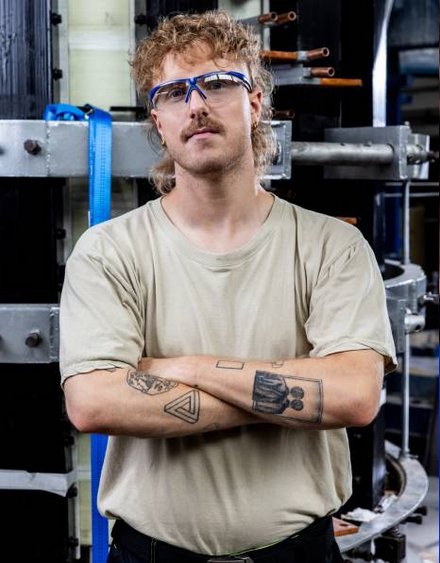 TECWERK Model präsentiert Schutzbrille